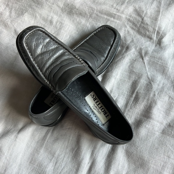 Trotters “Molly” navy loafer. Size 8.5 NARROW (2A) - Picture 2 of 7